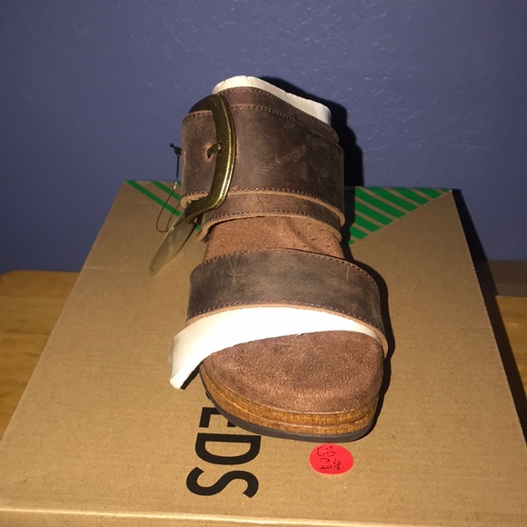 Shoe - Picture 2 of 5